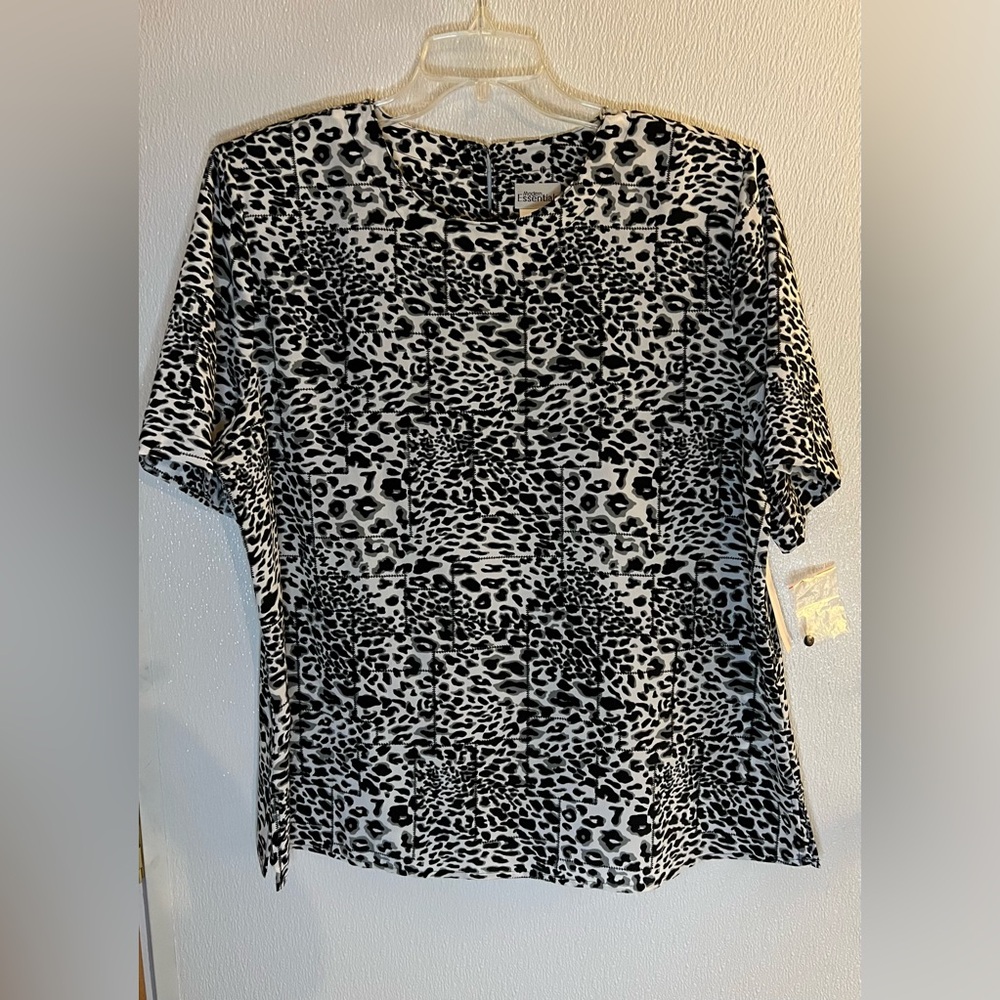 Brand new: Modern Essentials Pullover Top